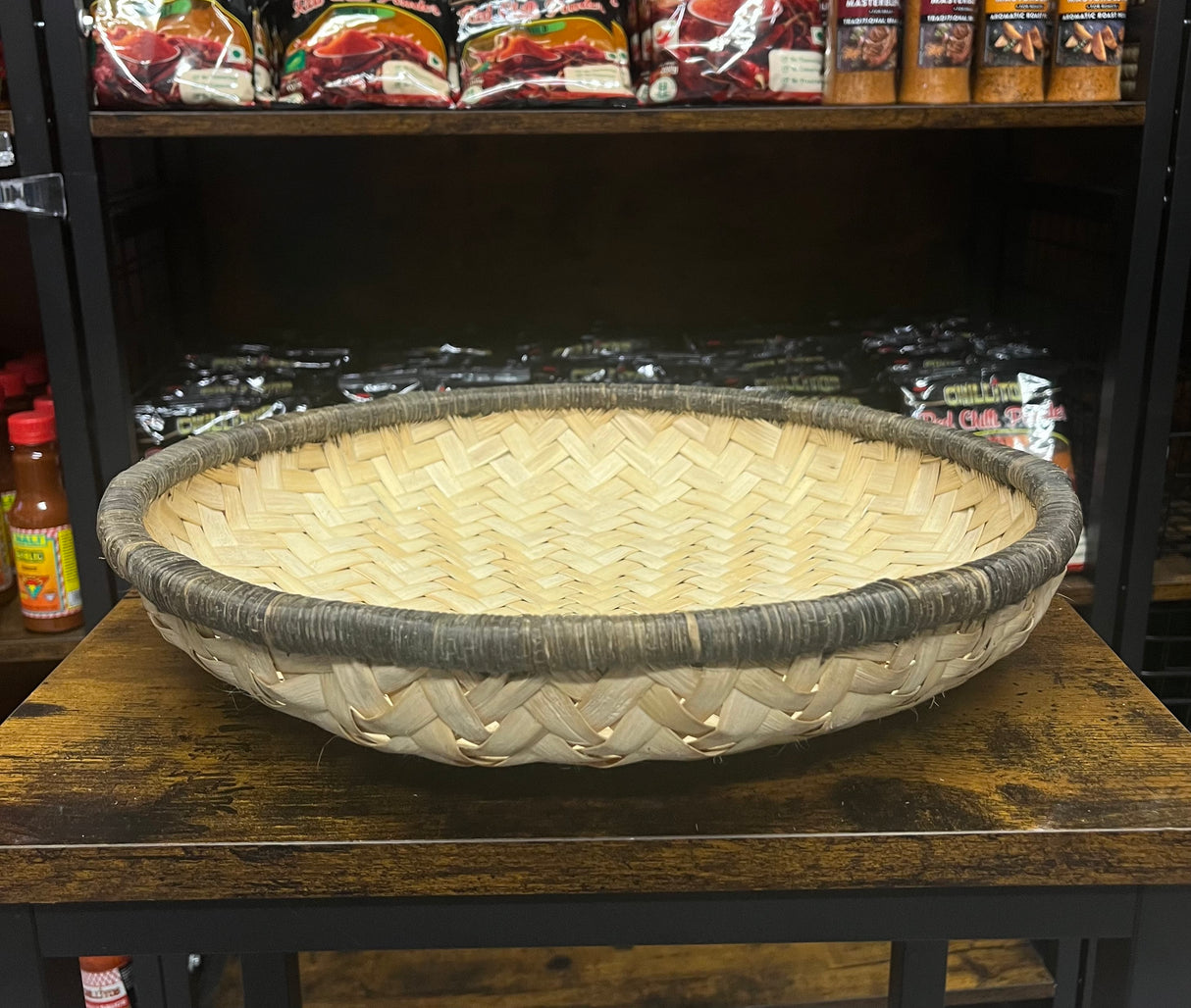 Closed Richero / Flat Rounded Shallow Wicker Basket