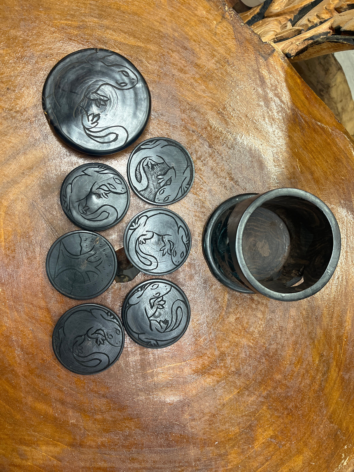 Large Ebony Lizard Design Coaster Set with 6 Coasters