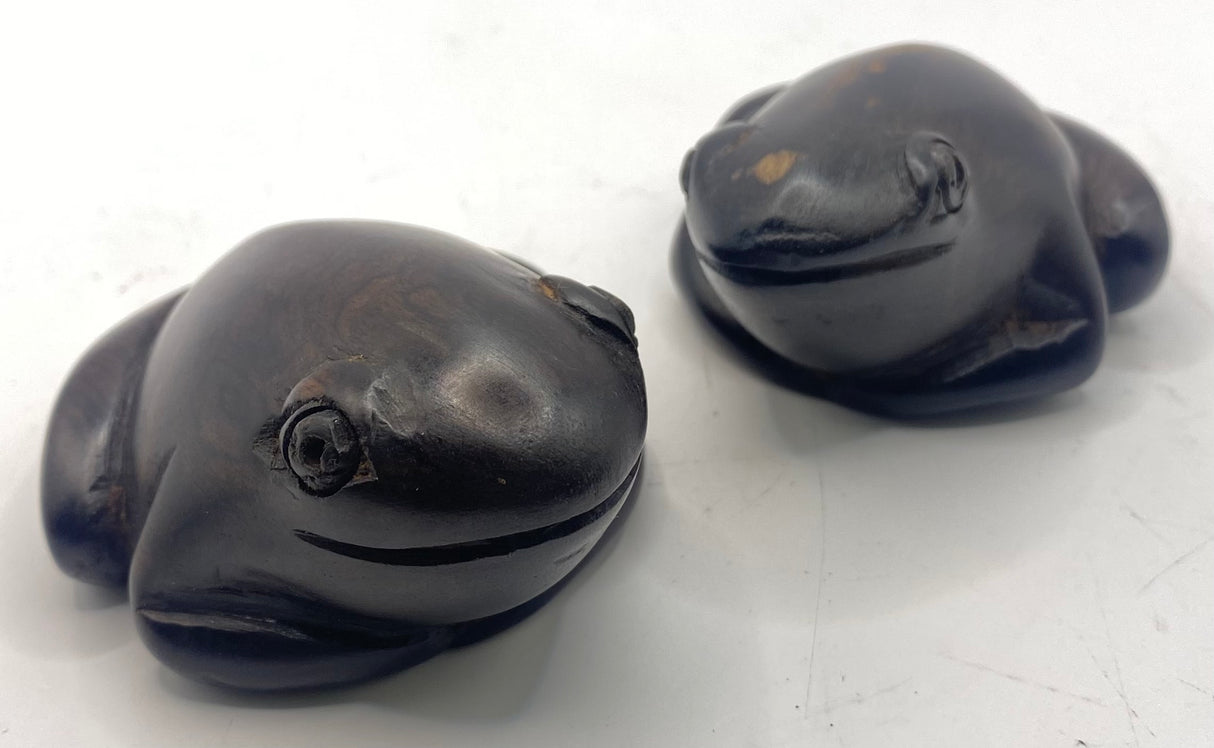 Leg Tucked Ebony Frog